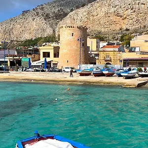 https://villa-amalia-mondello.sicilyhotelsitaly.net